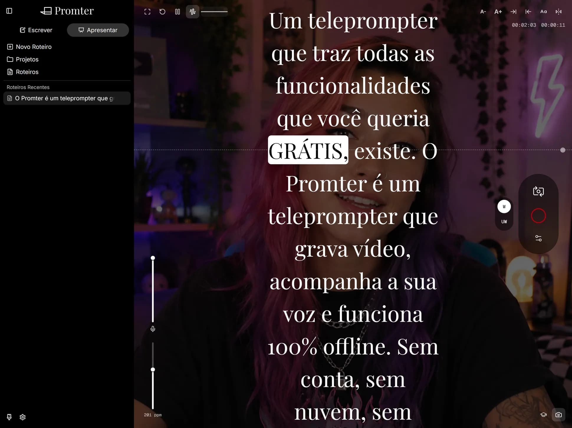 Promter gravando em tela cheia: o roteiro rola por cima do preview da câmera e o botão de gravação fica à direita.